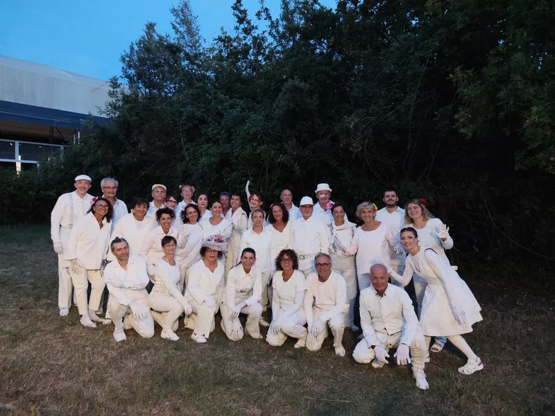 Il gruppo della scuola vestito di bianco alla Passeggiata Floreale