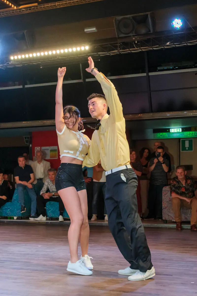 Gabriele e Beatrice ballano davanti al pubblico