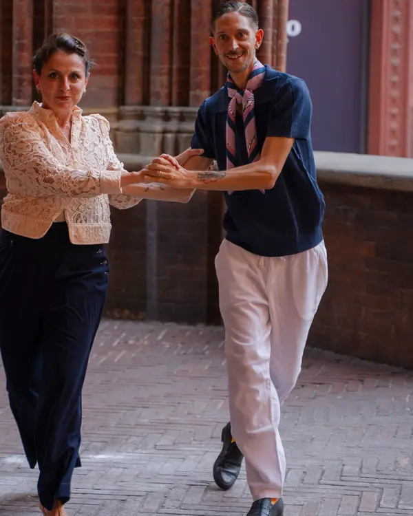Lisa e Michael ballano sotto un portico